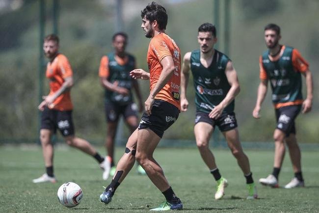 Comemorao pelo aniversrio do Galo e treino