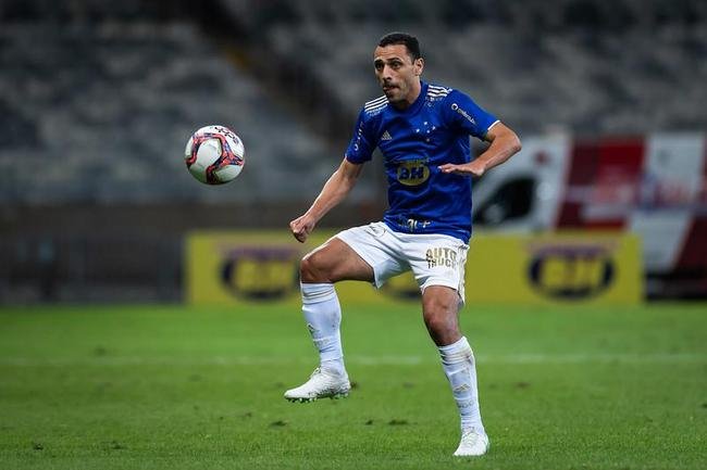 Fotos do gramado do Mineiro em condies ruins