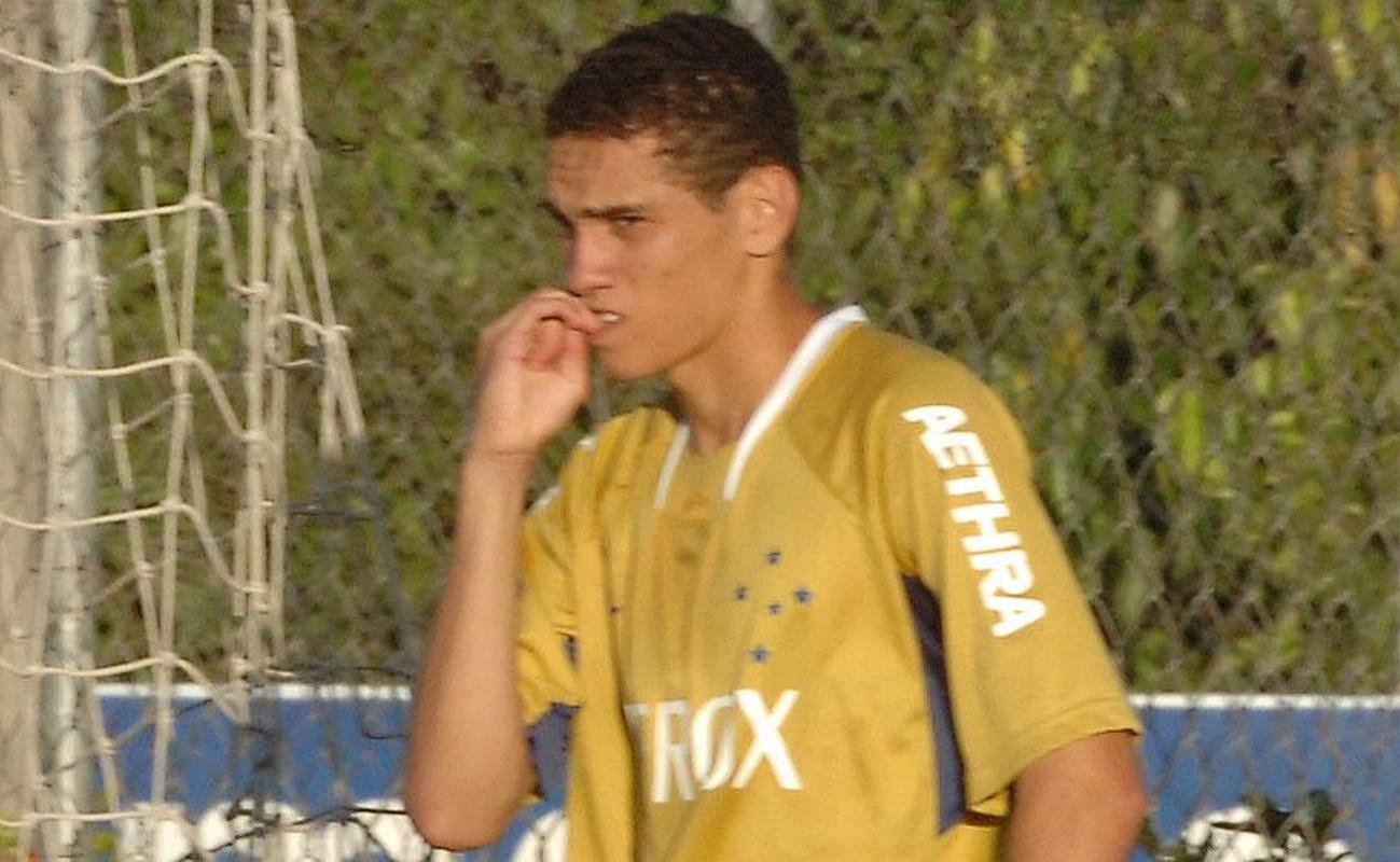 Zagueiro Maicon em seu incio de carreira no Cruzeiro, no ano de 2007. 