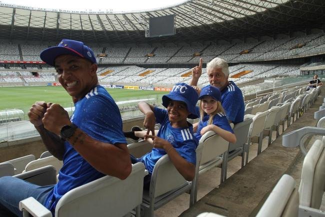Gabriel Henry ao lado do pai, Edimar, e Alice Reis com o av Carlos Reis: crianas viraram figuras marcantes nas arquibancadas do Mineiro na campanha do ttulo da Srie B