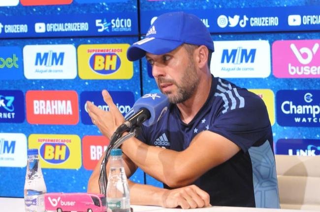 Dia movimentado na Toca: coletiva de Pezzolano, retorno da imprensa ao CT e treino em campo