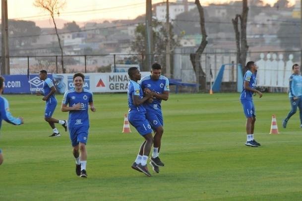 Cruzeiro iniciou sua intertemporada nesta segunda-feira na Toca da Raposa II. Tcnico Mano Menezes contou com elenco completo. Grupo agora comea preparao para decises com Atltico na Copa do Brasil, River Plate na Copa Libertadores e 29 rodadas restantes do Campeonato Brasileiro