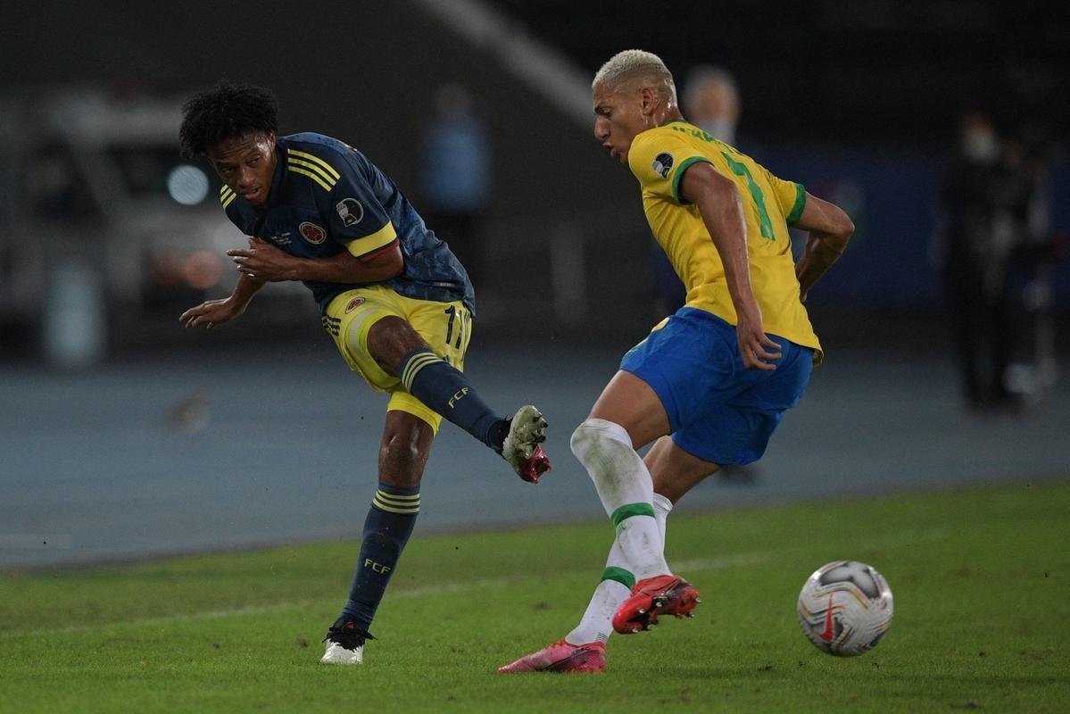 Brasil e Colmbia se enfrentaram no Estdio Nilton Santos, pelo Grupo B da Copa Amrica