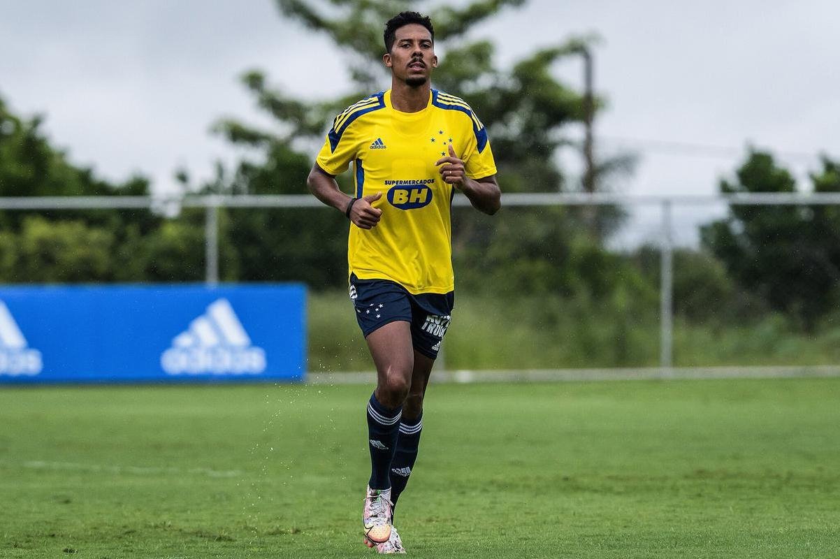 Imagens do treino do Cruzeiro neste sbado (8), sob forte chuva, na Toca da Raposa II, em Belo Horizonte