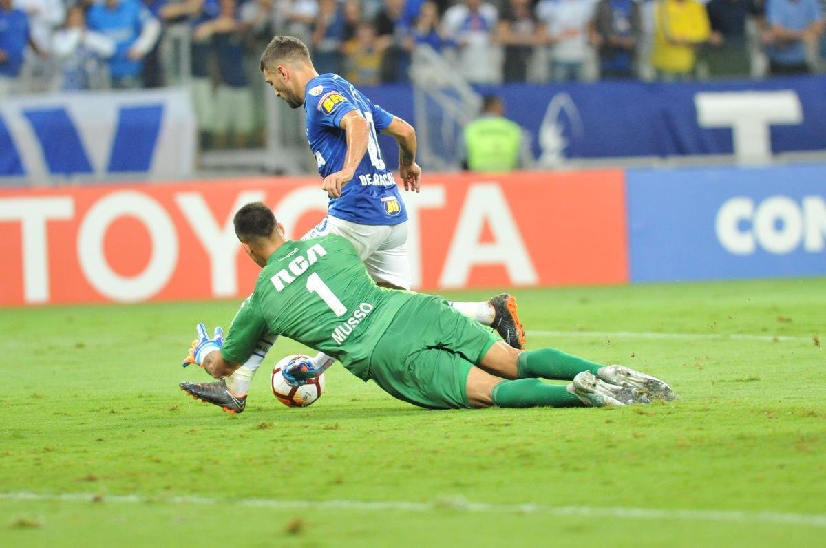 Arrascaeta perdeu incrvel no primeiro tempo: sozinho, ele perdeu a bola para o goleiro Musso