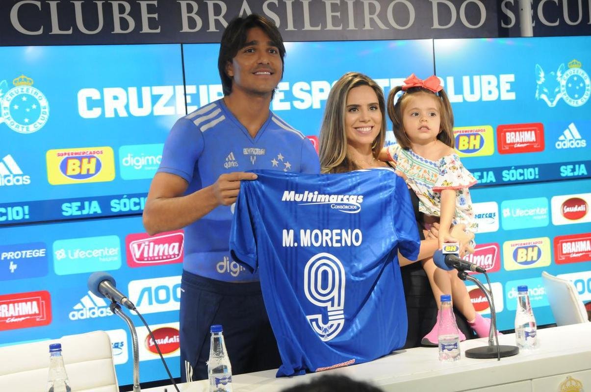 Fotos da apresentao do atacante Marcelo Moreno como novo reforo do Cruzeiro para 2020. Duante entrevista, jogador foi acompanhado pela esposa Marilisy Antonelli e pela filha, Maria Clara