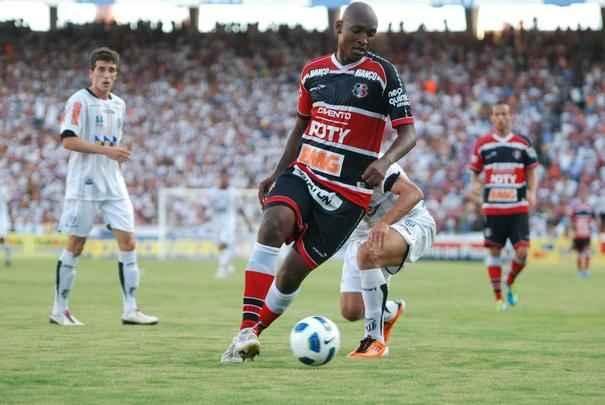 Camisa da Penalty para a temporada de 2011 que marcou a conquista do Pernambucano e o acesso à Série C do Brasileiro