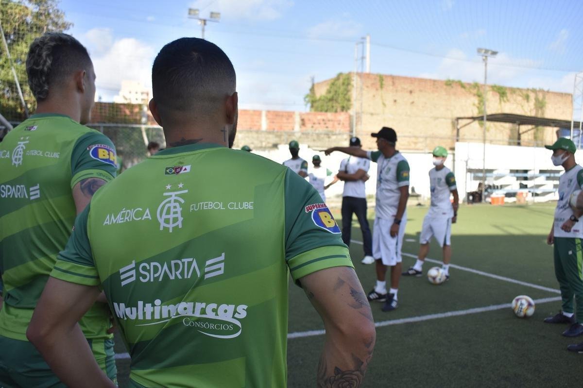 O América treinou na tarde desta sexta-feira (4) em Maceió, visando o confronto contra o CSA pela 26ª rodada da Série B do Campeonato Brasileiro. A partida será realizada neste sábado (5), às 18h30, no Estádio Rei Pelé, em Alagoas.