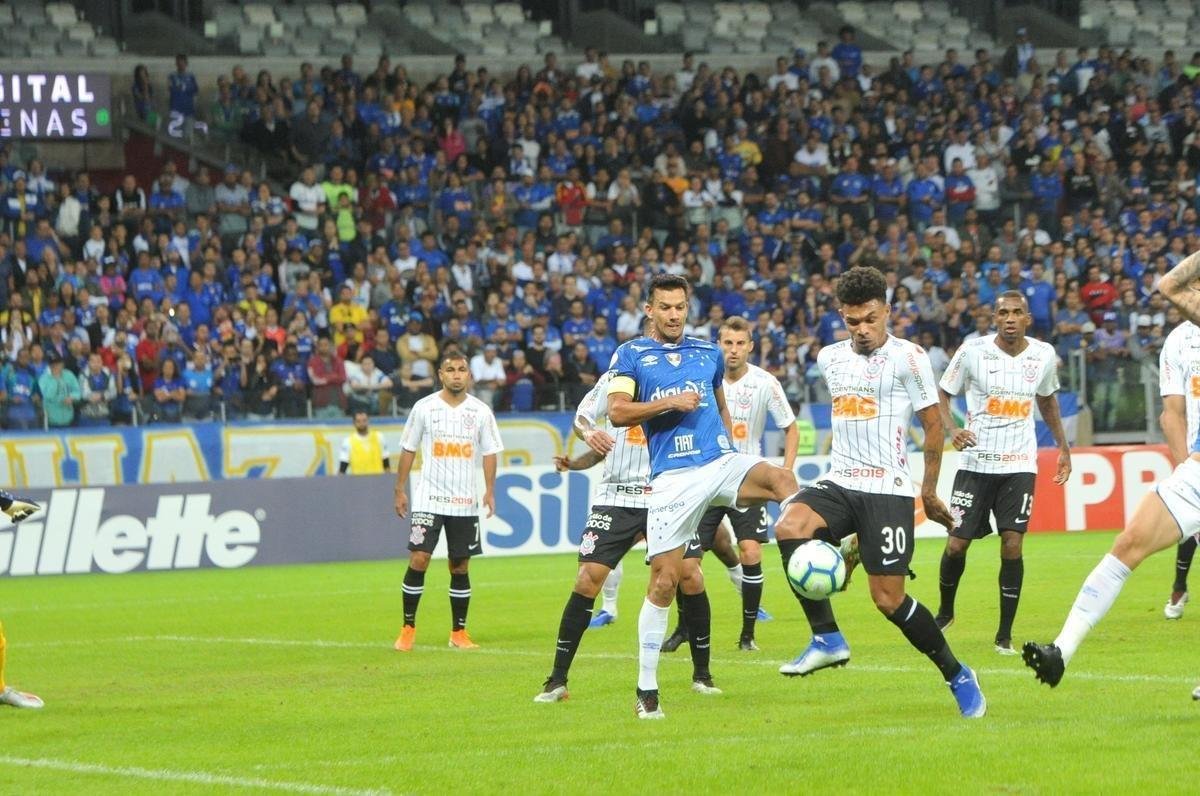 Fotos de Cruzeiro x Corinthians, no Mineiro, pela oitava rodada do Campeonato Brasileiro