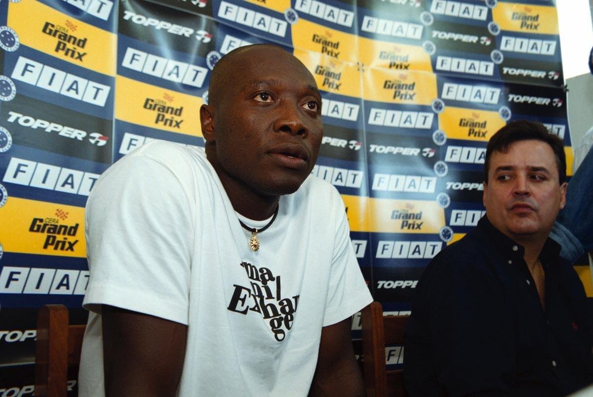 Fotos da apresentao do meia colombiano Freddy Rincn no Cruzeiro, em 6 de julho de 2001, na Toca da Raposa I. Ex-jogador morreu aos 55 anos nesta quarta-feira (13/4/2022), em Cali, em consequncia de um acidente de carro.