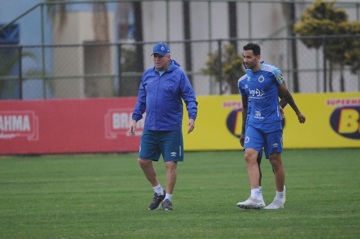 Sob forte chuva, Cruzeiro iniciou preparao para duelo com o Botafogo, marcado para as 21h30 desta quinta-feira