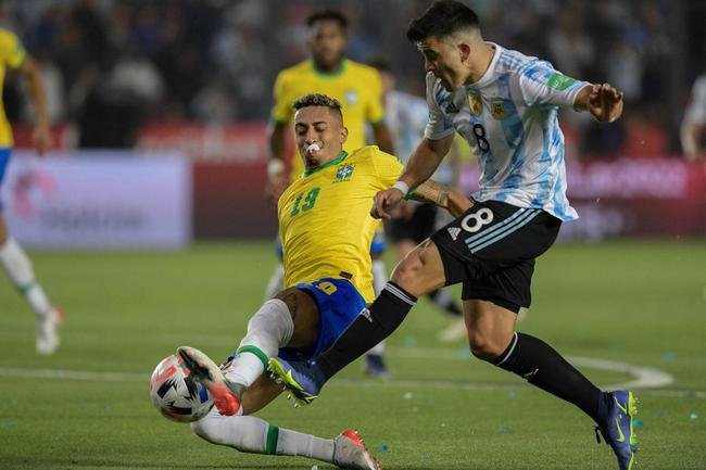 Sem Neymar, Brasil encarou a Argentina em clssico agitado pelas Eliminatrias