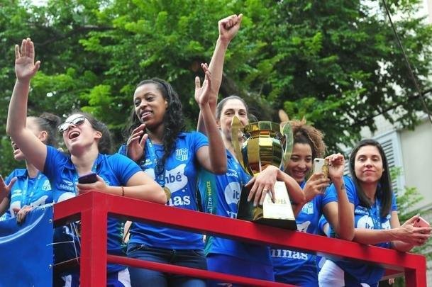 Chegada das campeãs da Superliga Feminina à sede do Minas, em Belo Horizonte. Em seguida, eles foram recepcionadas pelo presidente, por diretores e patrocinadores. Houve até brinde com champanhe