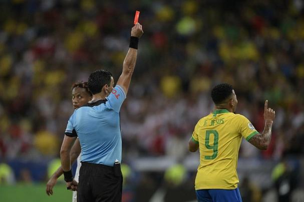 Gabriel Jesus foi expulso no segundo tempo; Seleção Peruana pressionou nos minutos finais