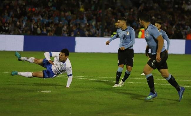 Arrascaeta, do Cruzeiro, marcou primeiro gol do Uruguai em vitria sobre Uzbequisto, em Montevidu