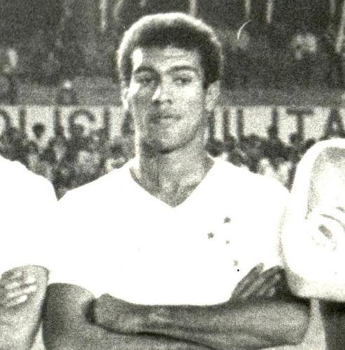 O lateral-esquerdo Ademar defendeu o Cruzeiro de 1983 a 1986. Foi campeo mineiro de 1984.