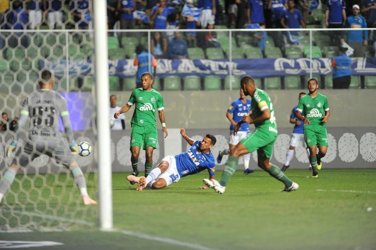 Com gols de Thiago Neves, Arrascaeta e Ded, Cruzeiro goleou a Chapecoense por 3 a 0