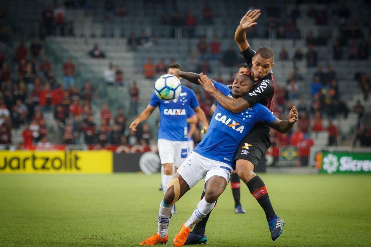 Cruzeiro e Atltico-PR se enfrentaram na noite desta quarta-feira, em Curitiba