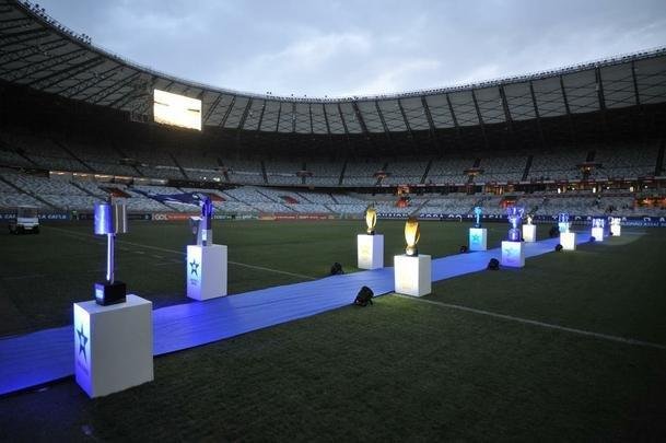 Antes de jogo entre Cruzeiro e Cear, goleiro Fbio foi homenageado pelas 800 partidas a servio do clube. Na imagem, todos os trofus conquistados pelo camisa 1 no time celeste: seis Campeonatos Mineiros (2006, 2008, 2009, 2011, 2014 e 2018), trs Copas do Brasil (2000, 2017 e 2018) e dois Campeonatos Brasileiros (2013 e 2014).