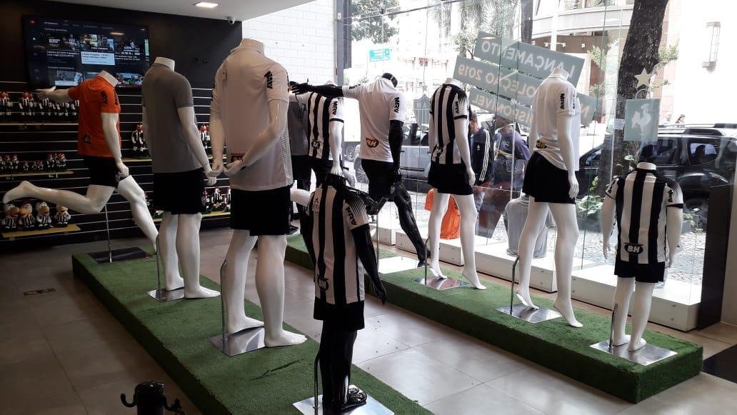 Imagens da nova camisa do Atlético na loja do clube, em Lourdes