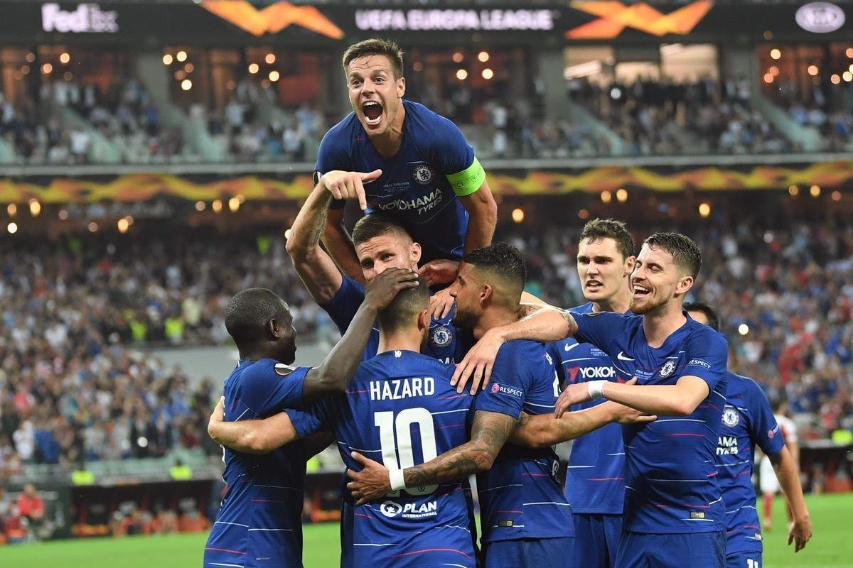 Com direito a um show de Hazard no segundo tempo, quando o craque belga marcou dois gols e ainda deu assistncia para Pedro balanar as redes, o Chelsea goleou o Arsenal por 4 a 1, nesta quarta-feira, no estdio Olmpico de Baku, no Azerbaijo, e conquistou o seu segundo ttulo da Liga Europa