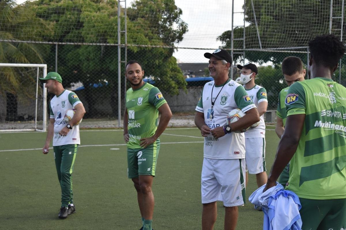 O América treinou na tarde desta sexta-feira (4) em Maceió, visando o confronto contra o CSA pela 26ª rodada da Série B do Campeonato Brasileiro. A partida será realizada neste sábado (5), às 18h30, no Estádio Rei Pelé, em Alagoas.