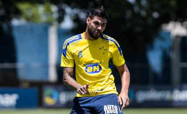 Léo Santos em treinamento pelo Cruzeiro na Toca da Raposa II