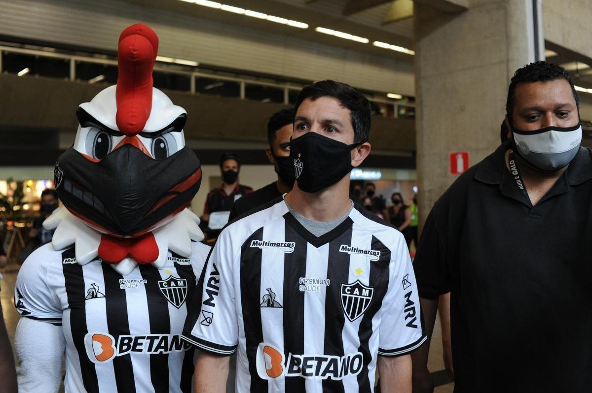 Fotos da chegada do meia argentino Nacho Fernndez a Belo Horizonte para reforar o Atltico (Leandro Couri/EM/D. A Press)
