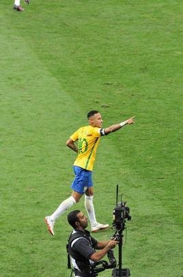 Neymar marca o segundo gol do Brasil, e faz a festa da torcida