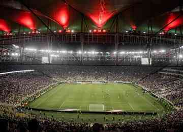 Descaracterizados, torcedores do Vasco foram vistos no setor oeste do estádio e chegaram a ser advertidos pelos seguranças