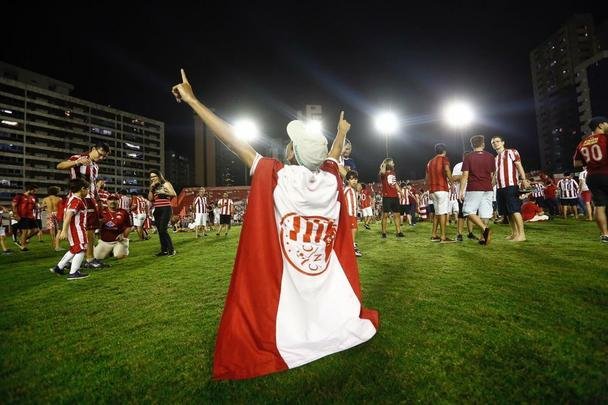 A felicidade alvirrubra invadiu o gramado após a vitória em cima do Paysandu, em cobranças da marca penal.