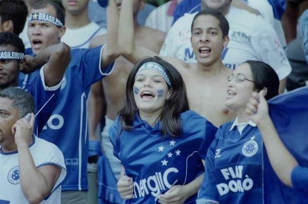 Torcida do Cruzeiro lotou Mineiro em 30 de novembro de 2003 para assistir ao duelo com o Paysandu, pela 44 rodada do Campeonato Brasileiro, que confirmaria o ttulo brasileiro e a Trplice Coroa. O pblico foi de 73.141 pagantes e gerou uma renda de R$ 827.201,00. O nmero de presentes no foi divulgado. O time celeste no decepcionou, venceu por 2 a 1, com gols de Zinho e Mota, e deu incio  festa em Belo Horizonte.