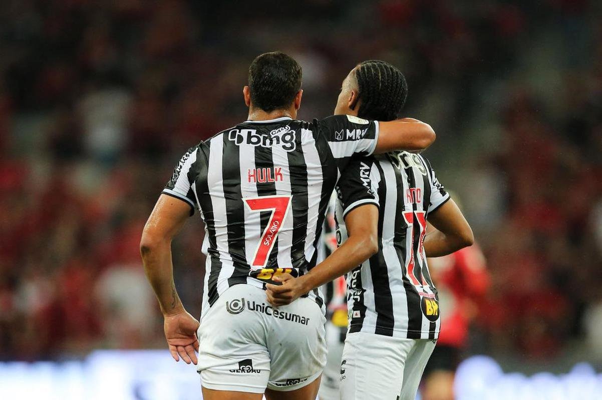 Bicampeo! No foi sofrido como de costume. Desta vez, os deuses do futebol foram mais generosos com o Clube Atltico Mineiro. Sem sustos, o melhor time brasileiro de 2021 coroou uma temporada histrica com mais uma vitria - e mais um ttulo. Na noite desta quarta-feira, o clima hostil em Curitiba se transformou numa festa alvinegra em plena Arena da Baixada. O Galo ganhou por 2 a 1 do Athletico-PR, ampliou a vantagem de 4 a 0 construda na partida de ida da final, no Mineiro, e assegurou o bicampeonato da Copa do Brasil. Keno e Hulk marcaram para o Galo e Jderson descontou para o Furaco. 