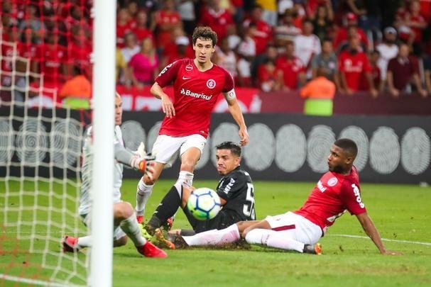 Galo derrotou Internacional no Beira-Rio com gols de Cazares e Terans; D'Alessandro descontou de pênalti