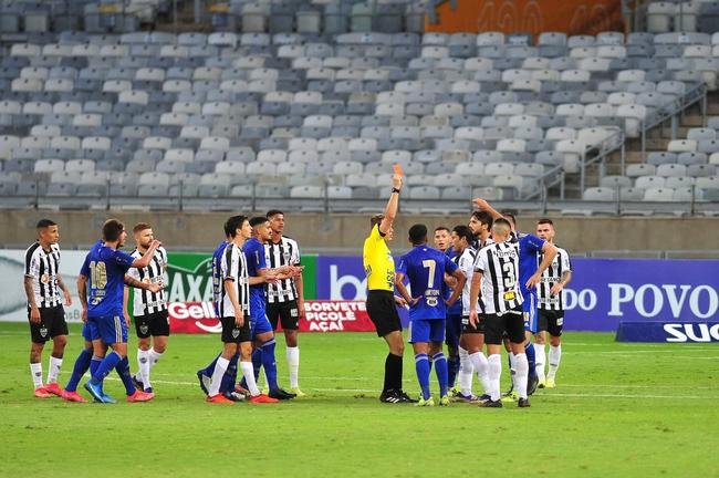 Hulk, do Atl�tico, e William Pottker, do Cruzeiro, discutiram no fim do cl�ssico vencido pelos celestes, por 1 a 0, e foram expulsos pelo �rbitro Paulo C�sar Zanovelli da Silva