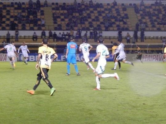 Fotos da vitria de virada do Amrica sobre o Cricima no Estdio Heriberto Hulse, em Cricima, pela Srie B