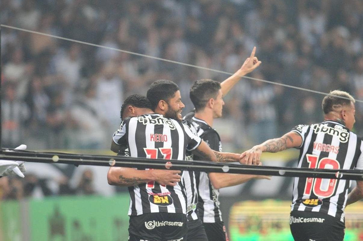 Hulk abriu o placar para o Galo com um golao: 1 a 0 Atltico