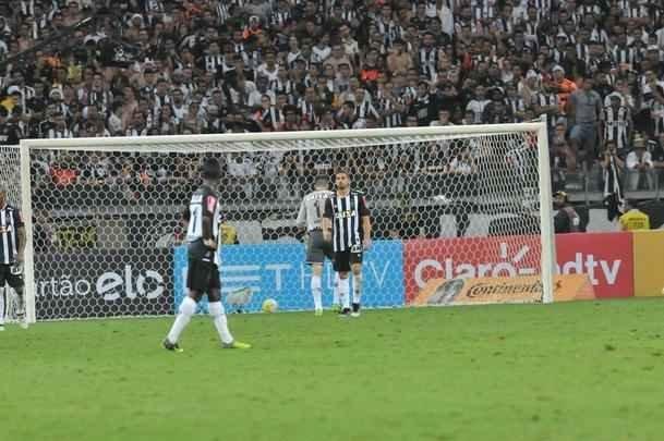 Pedro Rocha amplia vantagem do Grmio para 2 a 0 no Mineiro, no segundo tempo