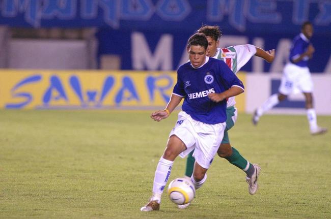 Conhecido pelo drible da foca, em que se livrava da marcao adversria fazendo embaixadinhas com a cabea, Kerlon foi acionado pela primeira vez no Cruzeiro em 18 de maio de 2005, aos 17 anos e 4 meses, em confronto com o Baranas pelas quartas de final da Copa do Brasil. O time celeste ganhou por 5 a 0, no Mineiro.  O ex-meia-atacante marcou apenas um gol em 44 jogos pelo clube.