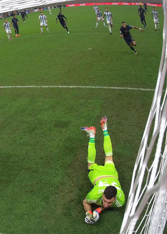 Mbapp faz o primeiro gol da Frana na final contra a Argentina e reduz vantagem do rival para 2 a 1. O francs cobrou pnalti cometido por Otamendi