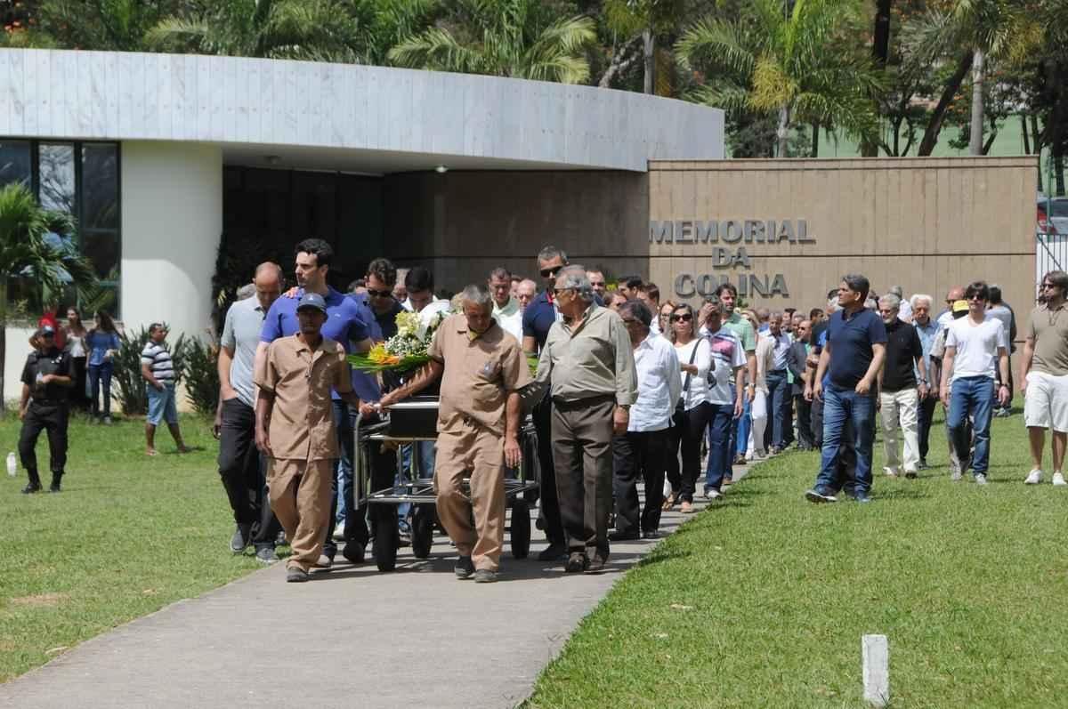 Sepultamento de Carlos Alberto Silva, no Parque da Colina, em BH, recebeu personalidades do esporte