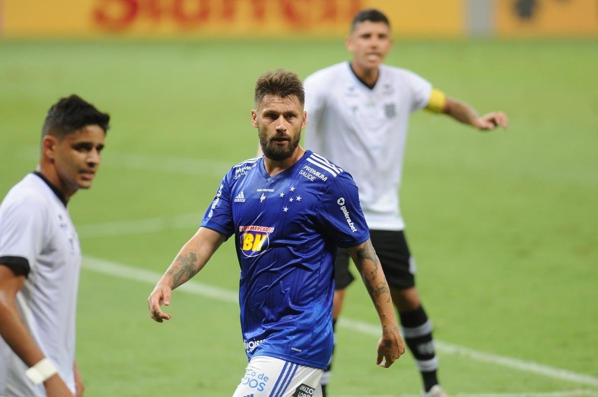 Jogo entre Cruzeiro e Figueirense, no Mineiro, em Belo Horizonte, pela 22 rodada da Srie B do Campeonato Brasileiro