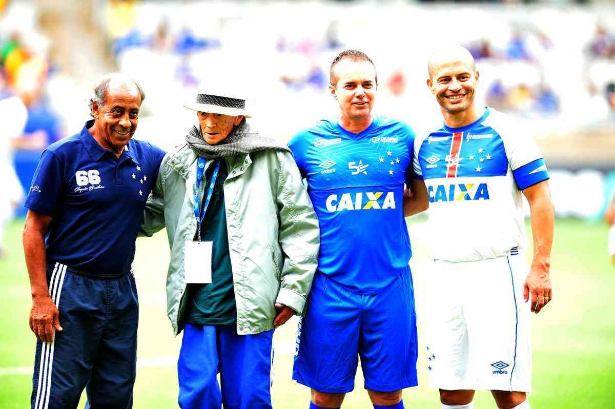 Cruzeiro: time campeo da Trplice Coroa de 2003 venceu equipe de masters por 2 a 1, neste domingo, em jogo festivo realizado no Mineiro