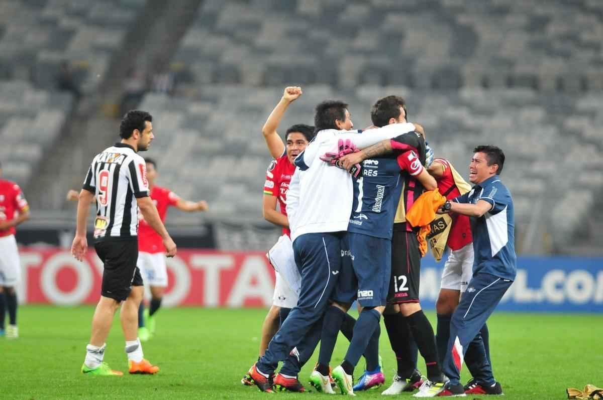 Irritados com eliminao para bolivianos no Mineiro, torcedores chegaram a oferecer dinheiro aos jogadores