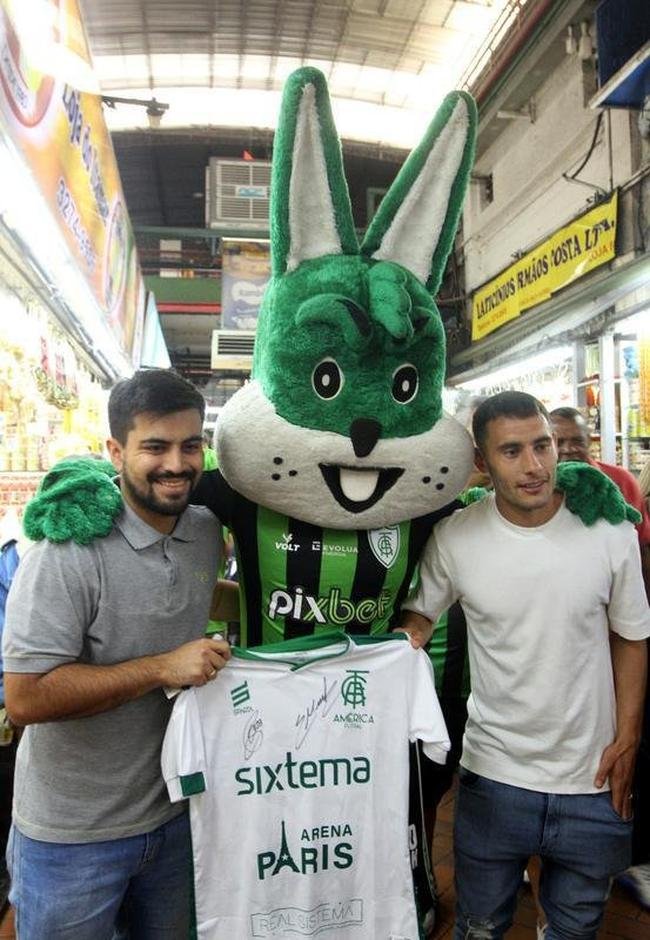 O meia argentino Emmanuel Martinez foi apresentado pelo Am�rica nesta ter�a-feira (16/8), em evento realizado no Mercado Central, em Belo Horizonte.