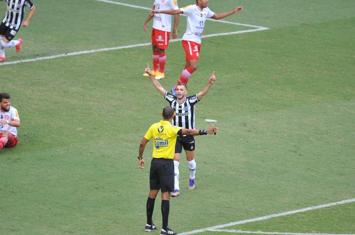Fotos do jogo de ida da semifinal do Mineiro entre Tombense e Atltico, no Independncia, em Belo Horizonte.