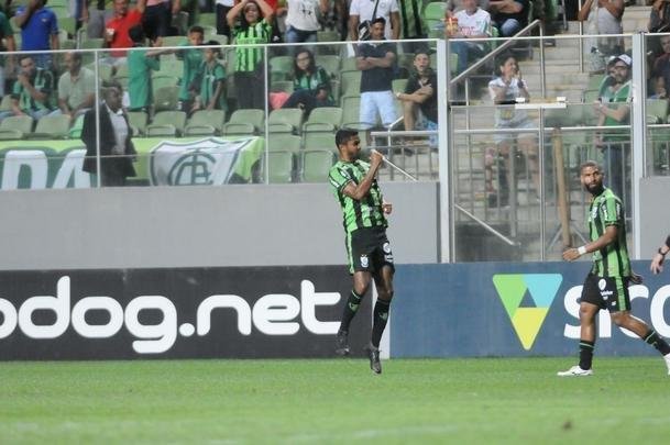 Imagens do duelo entre Amrica e CRB, no Independncia, pela 26 rodada da Srie B