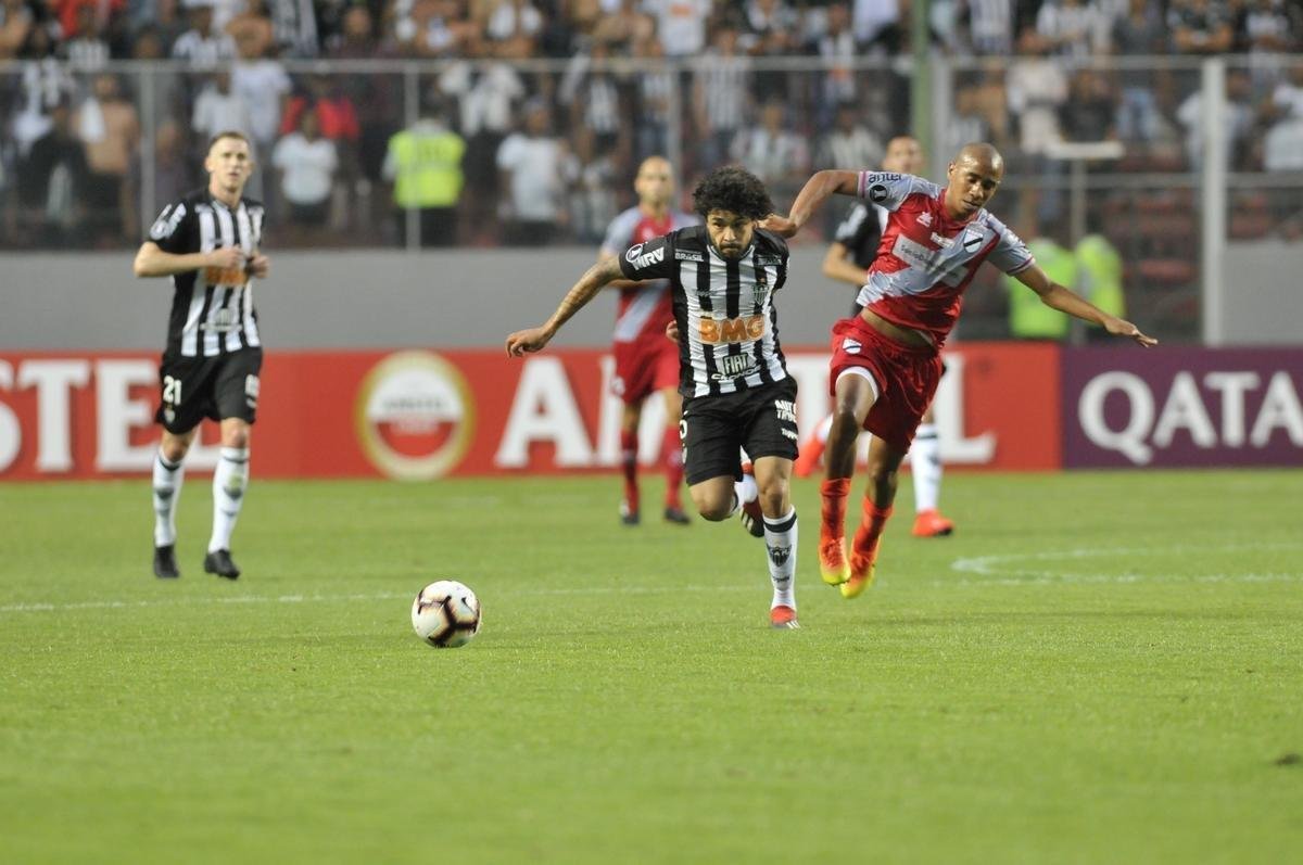 No primeiro tempo, Atltico abriu 3 a 1 no placar, com gols de Luan e Ricardo Oliveira (2)