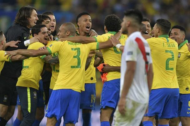 Seleção Brasileira derrota Peru por 3 a 1, conquista Copa América e ergue a taça no Maracanã; veja as fotos da festa do Brasil