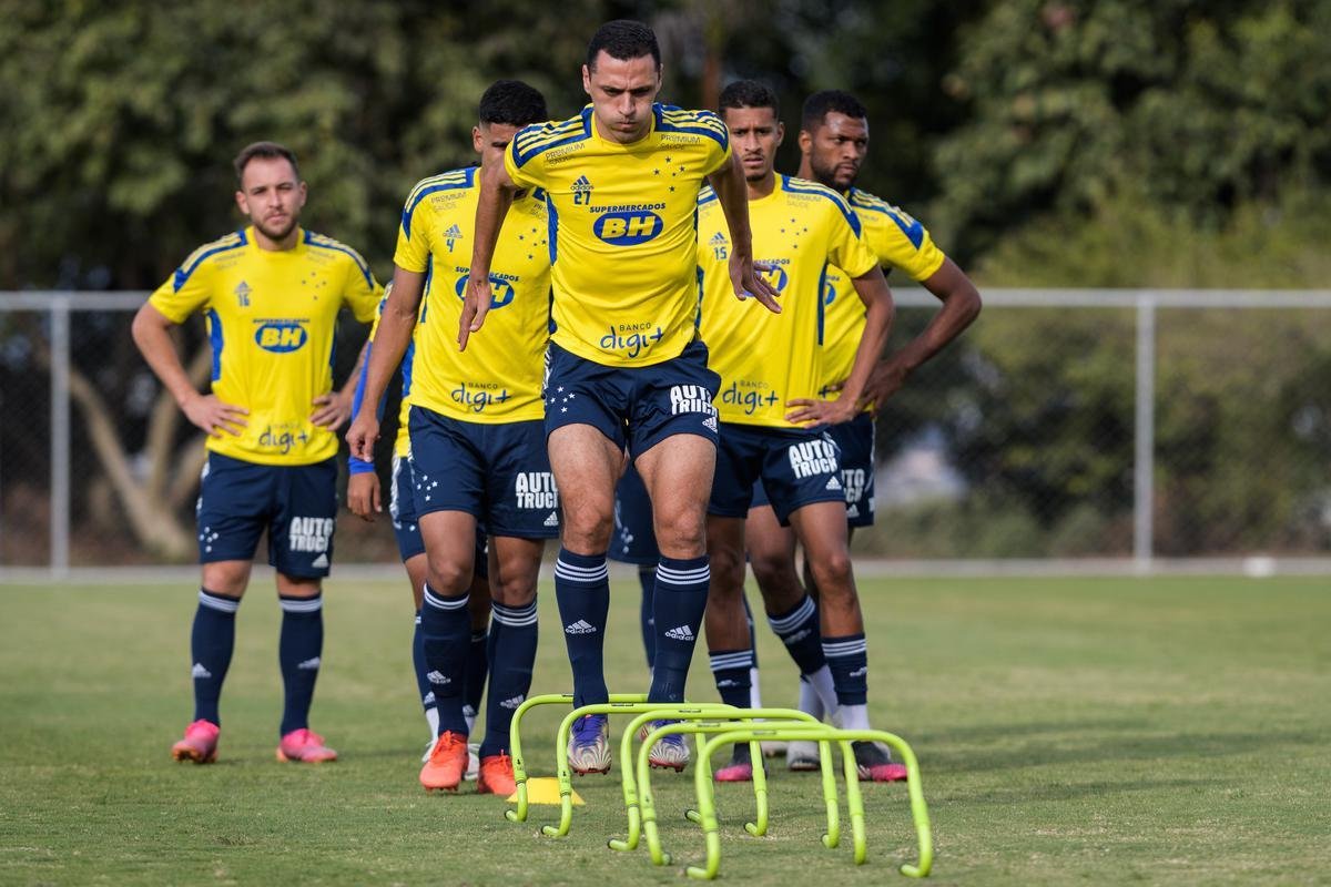 Comisso tcnica de Vanderlei Luxemburgo comandou treino na Toca da Raposa II nesta quarta-feira. Time se prepara para enfrentar o Brusque, s 11h de sbado, no estdio Augusto Bauer, em Santa Catarina, pela 16 rodada da Srie B.